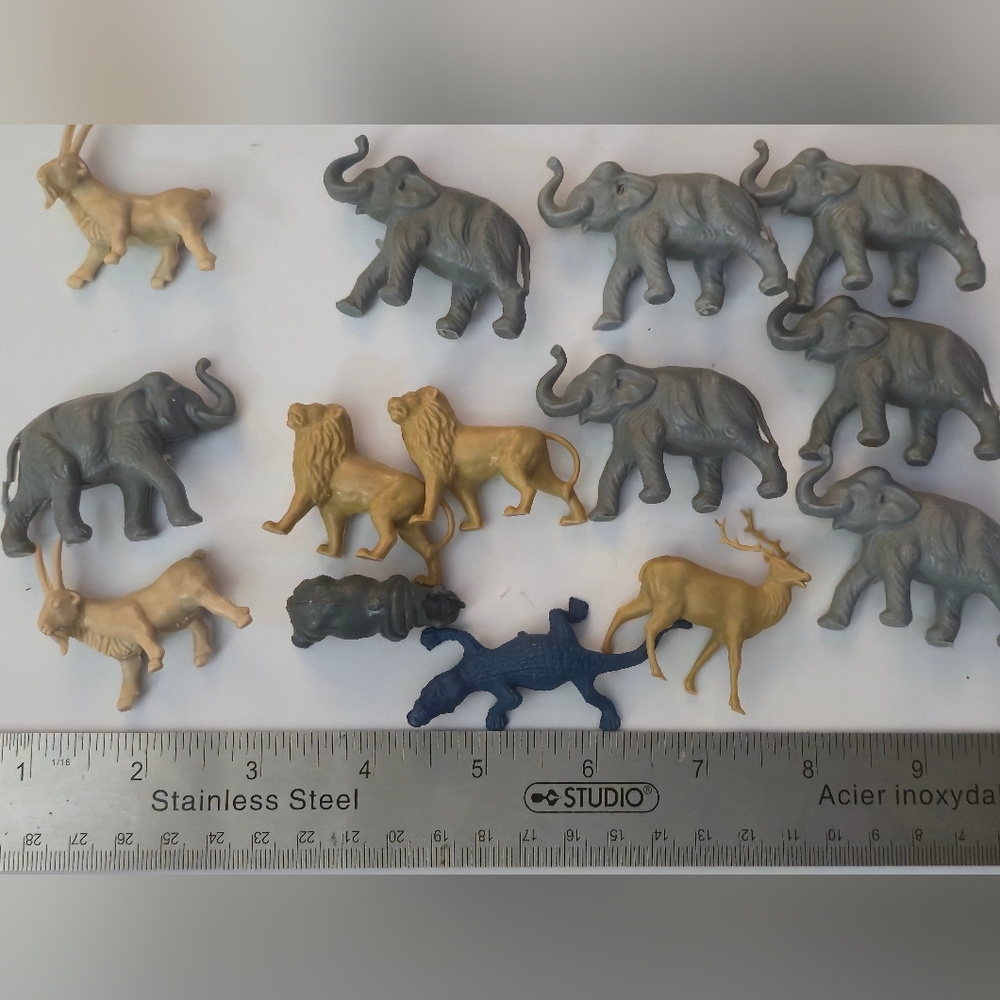 Vintage ZOO WILD ANIMALS toy plastic pvc  play animal